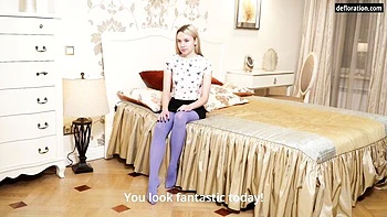 Vierge russe chaude Alena suce et baise sa chatte