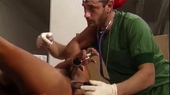 Heiße Blondine wird anal beim Arzt gefickt