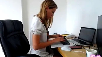 Любительская МИЛФ дрочит