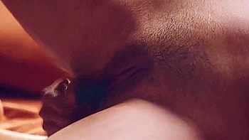 Ninfa morena sexy en solo con vibrador