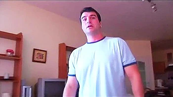 Bruneta peituda tira a roupa e fode no banho