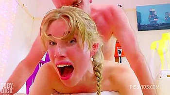 Loira adolescente fodida analmente com pau grande