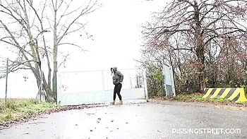 Naomi Bennet mijando ao ar livre, fetiche