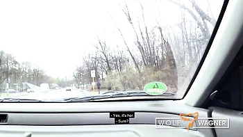 Milf allemande Stella Star lubrique baise en public et prend le sperme en bouche