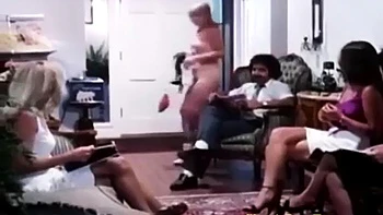 Горячие блондинки и брюнетки трахаются с мужиком в позе наездницы