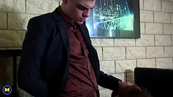 Sekretärin wird vom Chef gefistet und hart gefickt