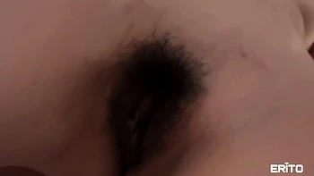 Adolescente asiática peluda chupando e com lambida na buceta