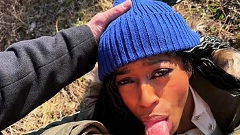 Вики Менаж трахается с огромным черным членом в машине