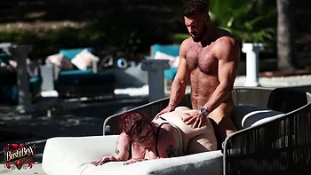 Bexx peituda leva anal hardcore e boquete na piscina