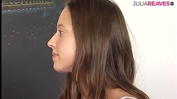 Loira magra adolescente é fodida e chupa um pau grande em trio alemão