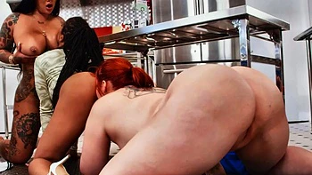 Trío rápido de comida: tetas grandes, asiática y negra chupando polla