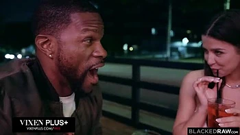 Pequeña morena Kylie follada a dos pollas negras enormes