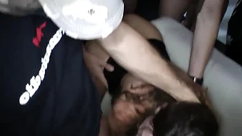 Gangbang allemand avec Gina Blonde & Ashley Dark : grosses tétés et éjaculations