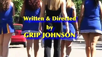 Ginger con gran culo recibe mamada y follada cowgirl y perrito