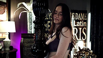 Hazel Moore brune baise Madison en cowgirl inversée