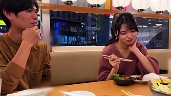 Garota asiática magra dá beijos profundos