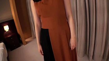 Asiática de 30 chupando polla y besos con lengua