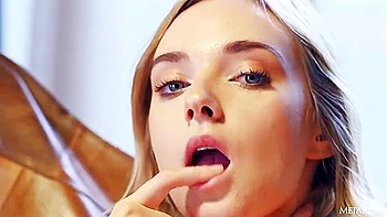 Oxana Chic: Kurvige Brünette mit geiler Pussy in Spitze