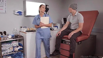 Infirmière coquine suce et baise à la levrette