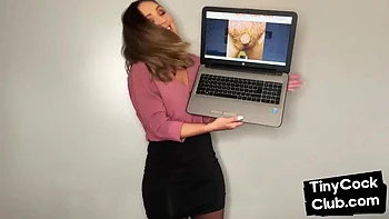 Девушка под юбкой дразнит маленькие члены страпоном