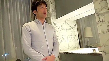 MILF japonesa peituda fodida em público