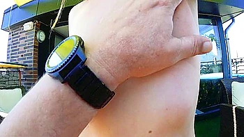 Milf se fait baiser le cul et creampie à l'intérieur