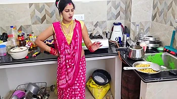 Indische Lehrerin mit großen Titten bringt Schülerin ficken bei