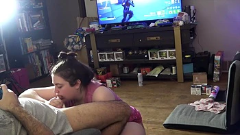 Garota gamer faz blowjob profundo nas festas