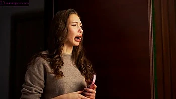 Поймали на измене: Брюнетка Лаура сосёт тайный член