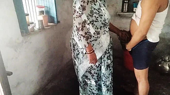 Desi Tante erwischt Stiefneffen beim Wichsen – verbotenes Hindi-Sex