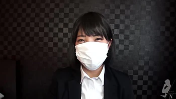 Японка-любительница сосет и дрочит киску