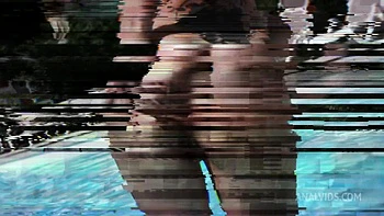 Ria Sunn maigrichonne en gangbang interracial double pénétration