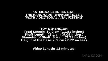 Milf gaping et fisting avec énorme impaleur artisanal