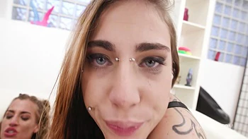 Silvia Dellai & Dalila Dark squirtent et double anal 2 contre 2