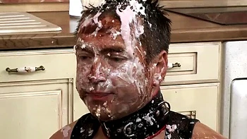 Steffanie Van Eckten domina BDSM de couro - escrava amordaçada e humilhada