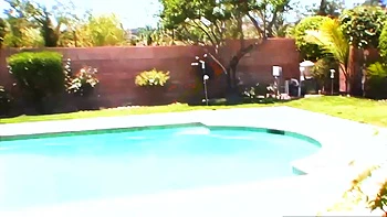 Mon beau-père noir baise ma petite chatte serrée