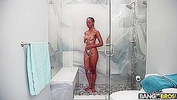 Adolescente ebony seins minuscules baisée en POV par un gros BBC