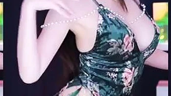 Koreanisches Babe tanzt und bläst Schwanz