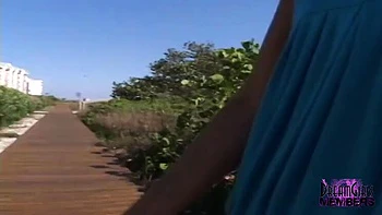 Amanda tetona muestra su coño en público - exhibicionismo