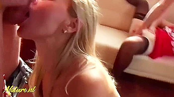 Cougars excitadas convidam dois toyboys para creampie anal