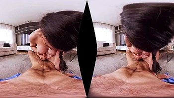 Marta La Croft suce en VR avec ses gros seins