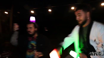 Молодая шлюшка Виолетт Восс скачет на огромном члене