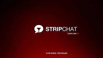 Lockige Brünette fickt sich live auf Stripchat hart