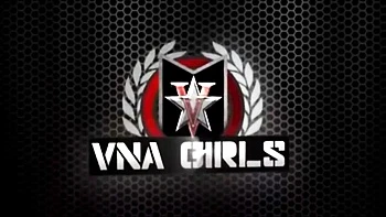 La caliente milf Charlee Chase folla con sus enormes tetas de silicona