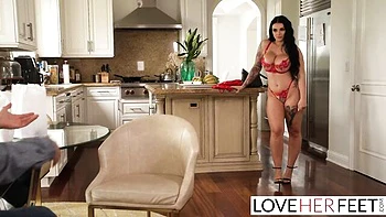 Пейтон Пресли трахает ногами в Милане