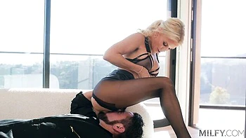 Tatianas Milf mit großen Titten saugt und reitet hart