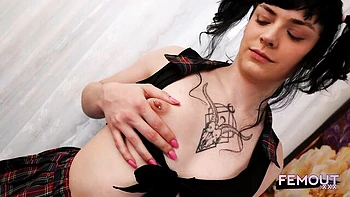 Tgirl linda se masturba con mini y medias de red