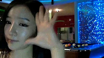 Asiatique coréenne jouant seule avec sa chatte