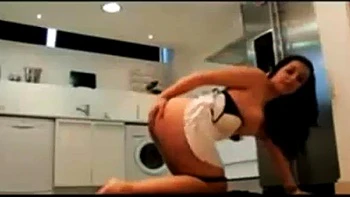 L'homme bricoleur baise latina seins énormes en levrette