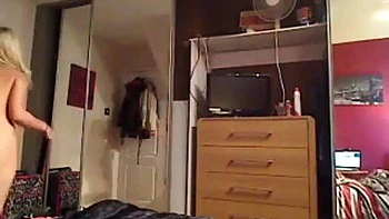 Blonde Kara Zwilling masturbiert mit Toys und großen Titten